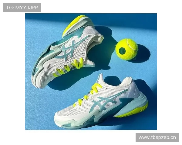 德约这次居然穿着普通球鞋登场？还是我眼花了？