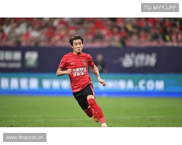 韦世豪居然在家一身便服，跟球场上的那个狂野哥根本不是一个人啊！