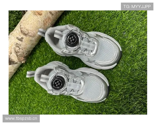 李月汝今天居然穿了百来块的淘宝鞋，跟她场上的霸气家完全不是一个人啊！