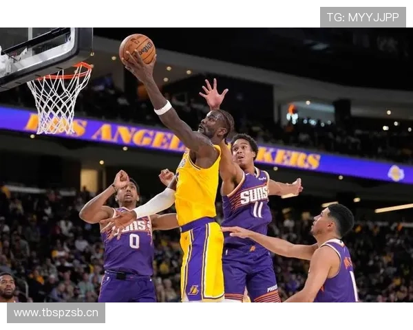 纳什挡拆分球为内线制造空位，场均8次助攻主导进攻